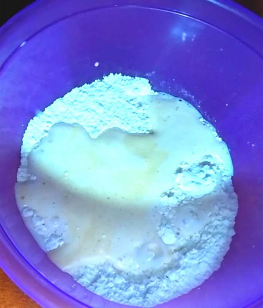 Añadiendo el huevo batido