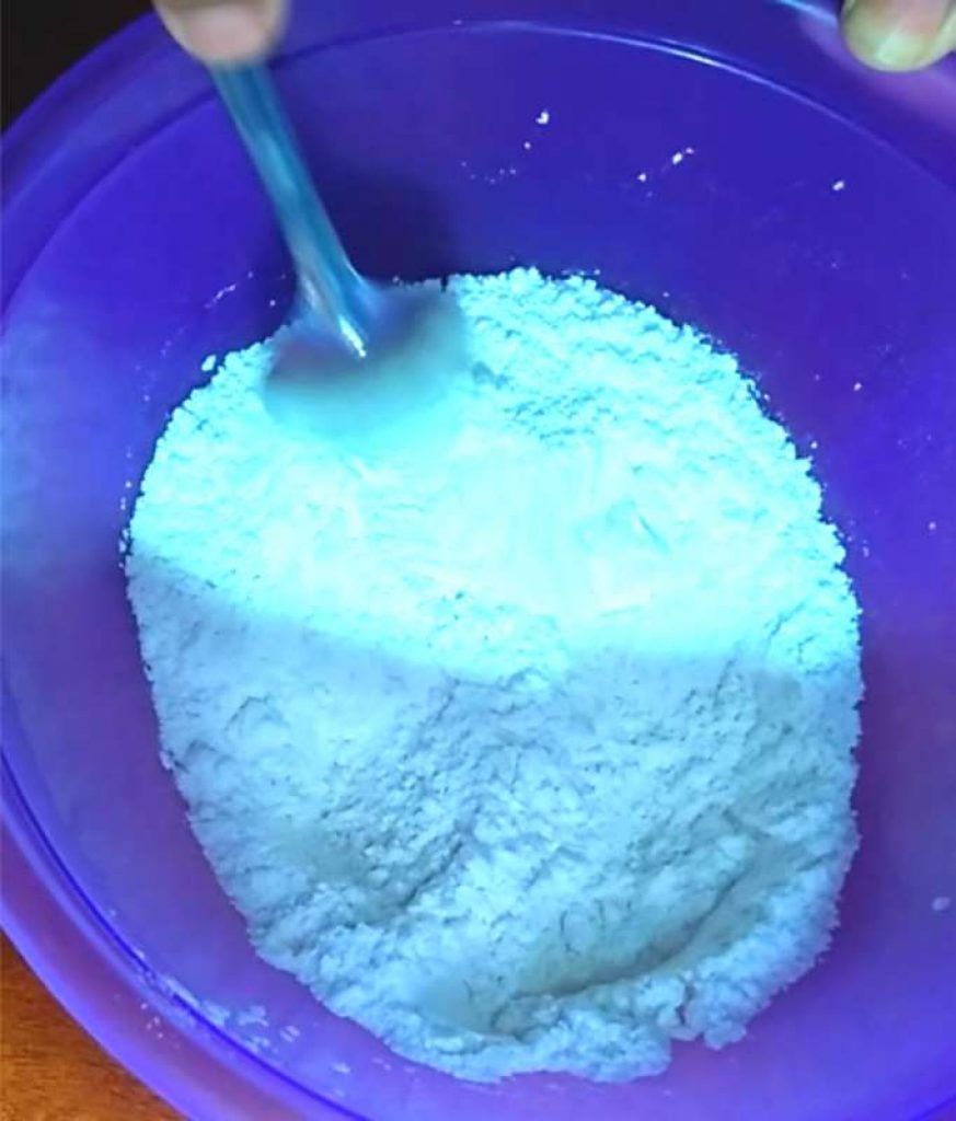 Mezcla un poco los ingredientes secos