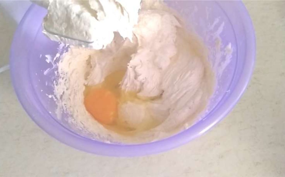 Agregando los huevos a la mezcla