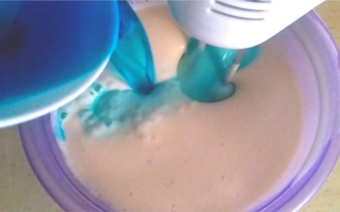 Mezcla la gelatina de mora azul con leche evaporada
