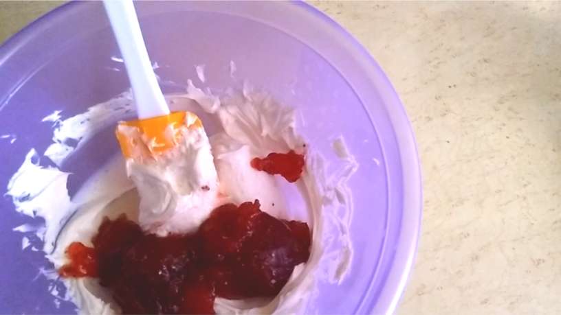 Añade la mermelada de fresa