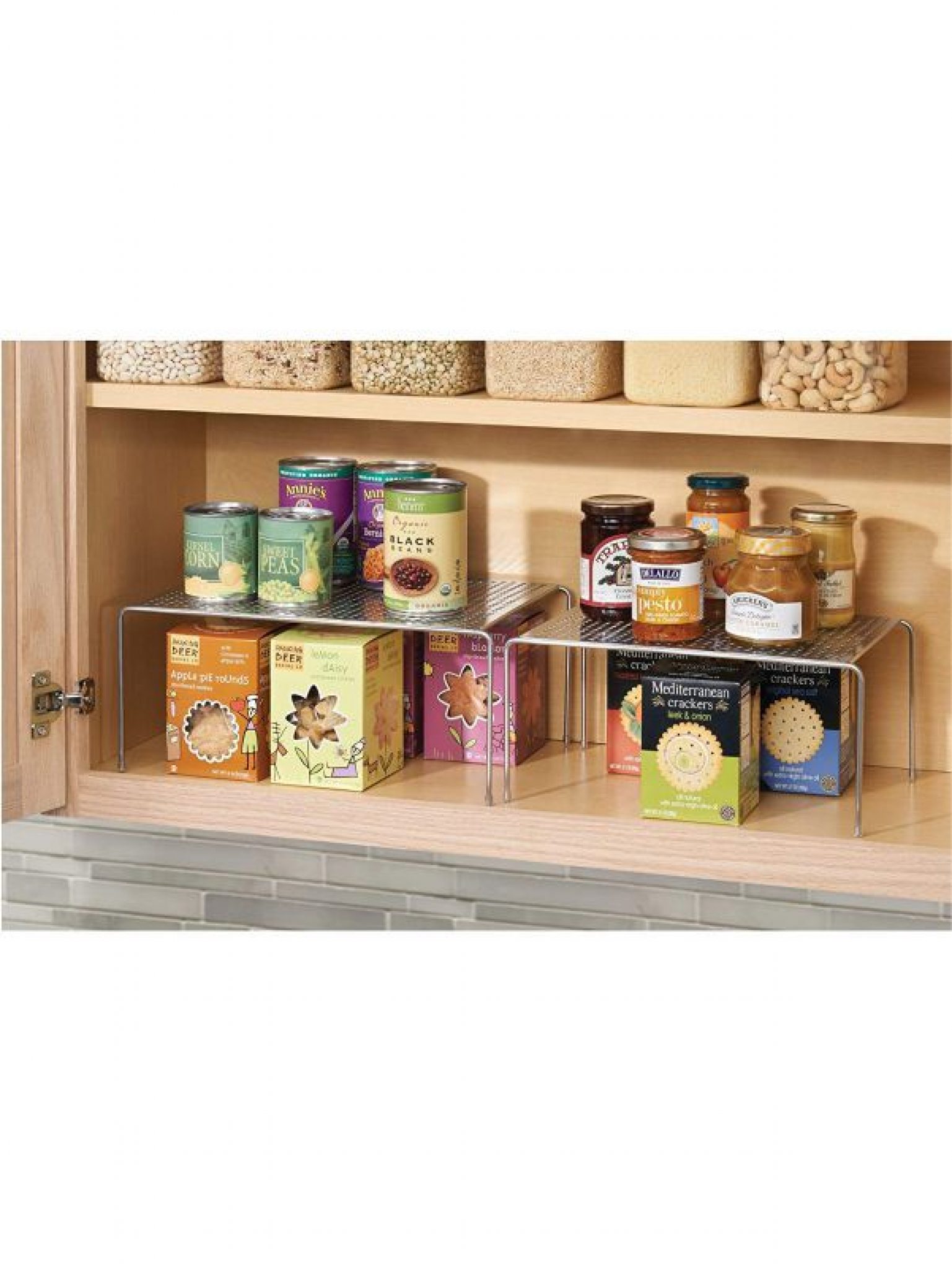 Elegantes repisas, perfectas para maximizar los espacios en la cocina