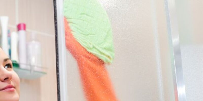 El mejor limpiador casero para el cancel o cabina del baño