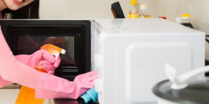 Deja reluciente tu microondas limpiándolo con vinagre