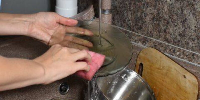 Cómo eliminar las manchas de agua en los vasos y tazas transparentes