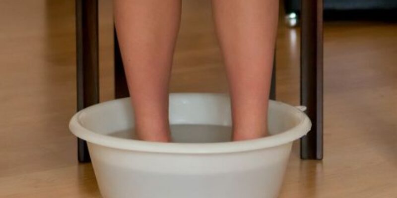 Así te ayuda el vinagre a tener unos pies suaves y tersos