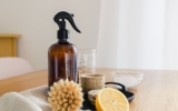 Así se prepara un spray casero para eliminar el polvo y darle brillo a tus muebles